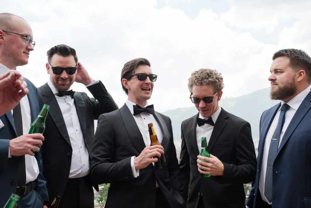 Amigos del novio compartiendo antes de la ceremonia en Quito