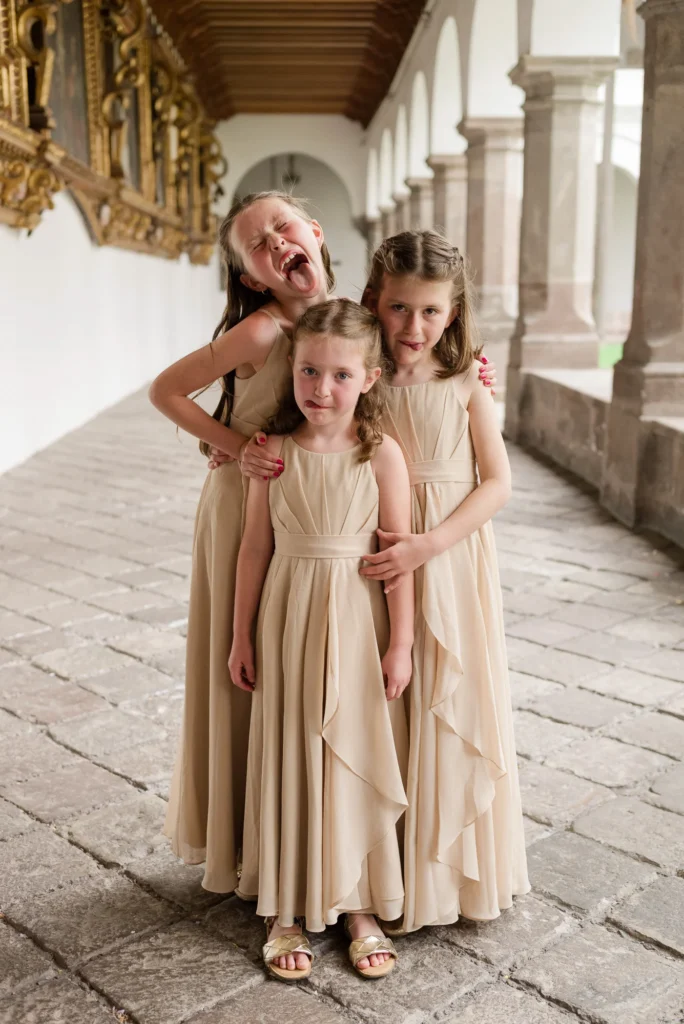 Niñas de la corte antes del ingreso a Boda en la Capilla del Rosario