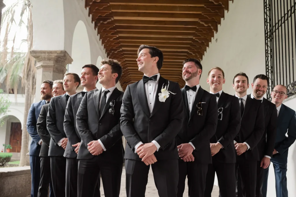 Amigos del novio compartiendo antes de la ceremonia en Quito