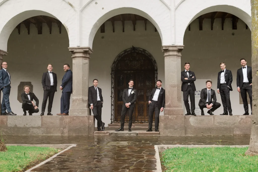 Amigos del novio compartiendo antes de la ceremonia en Quito