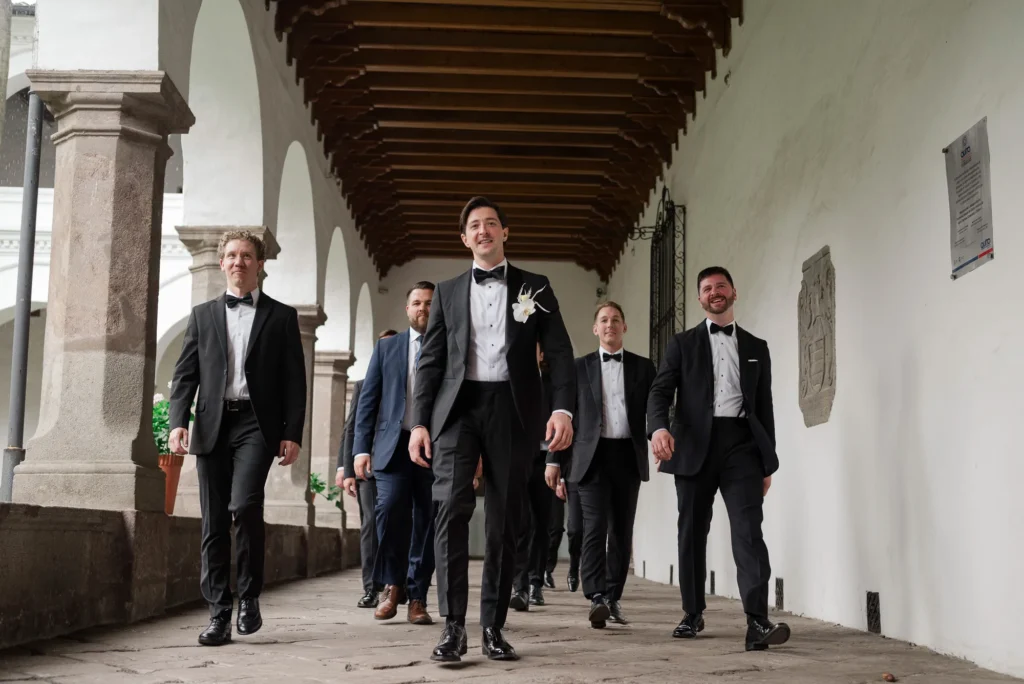 Amigos del novio compartiendo antes de la ceremonia en Quito