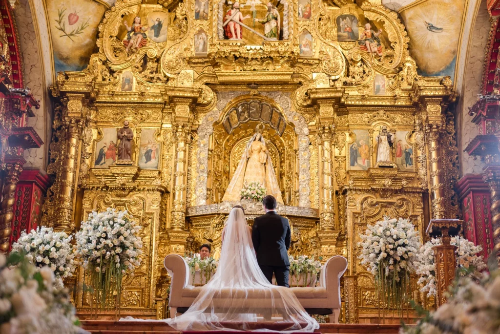 Novios en su ceremonia en la Capilla del Rosario en Quito
