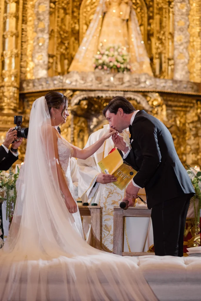 Novios en su ceremonia en la Capilla del Rosario en Quito