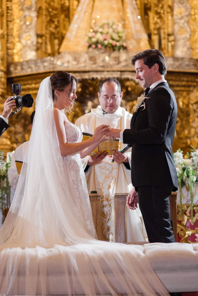 Novios en su ceremonia en la Capilla del Rosario en Quito