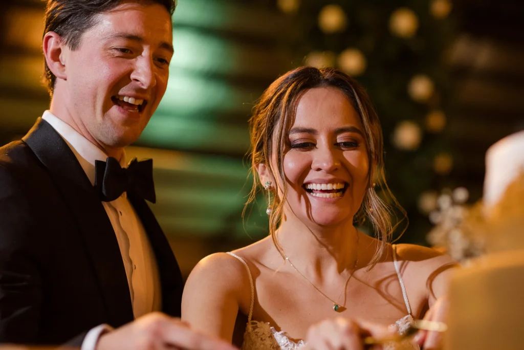 Novios partiendo el paste el Villa Pietra