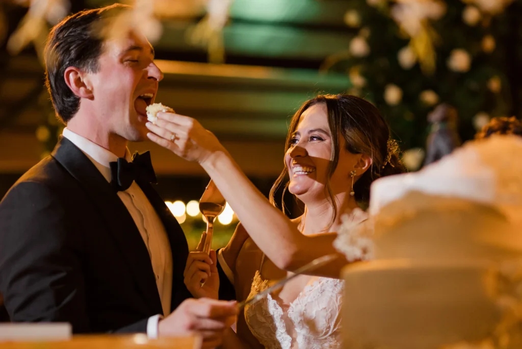 Novios partiendo el paste el Villa Pietra