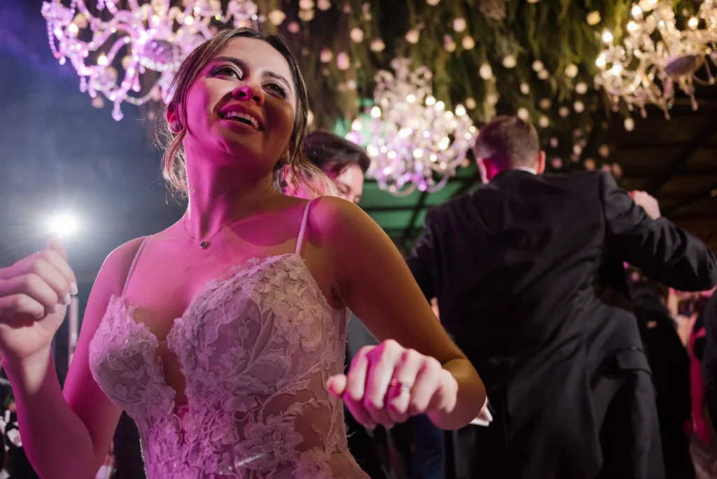 Baile y fiesta de los novios en su Boda en Villa Pietra en Puembo
