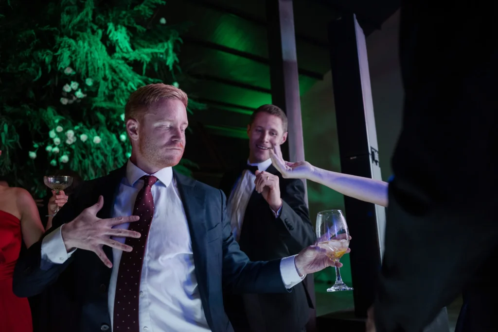 Baile y fiesta de los novios en su Boda en Villa Pietra en Puembo