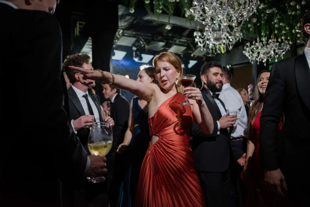 Baile y fiesta de los novios en su Boda en Villa Pietra en Puembo