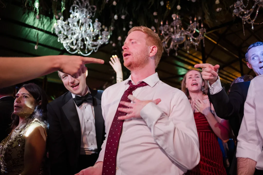 Baile y fiesta de los novios en su Boda en Villa Pietra en Puembo