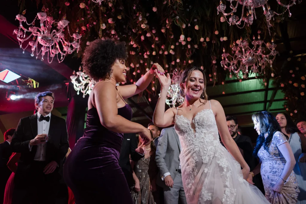 Baile y fiesta de los novios en su Boda en Villa Pietra en Puembo