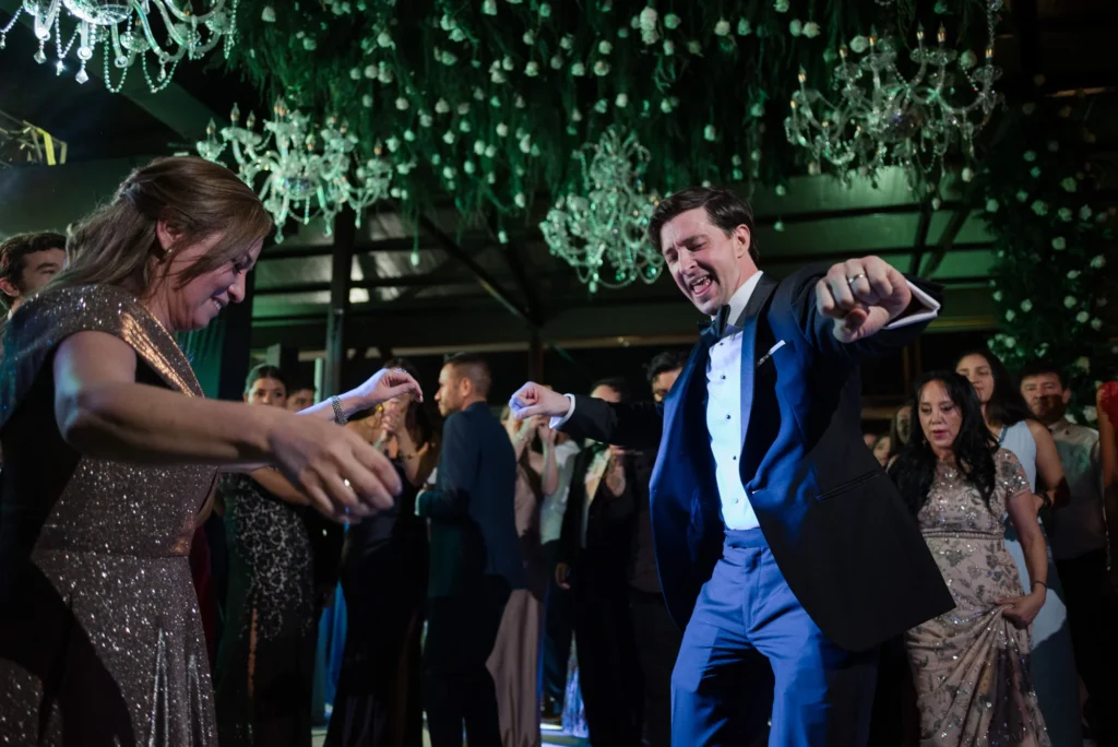 Baile y fiesta de los novios en su Boda en Villa Pietra en Puembo