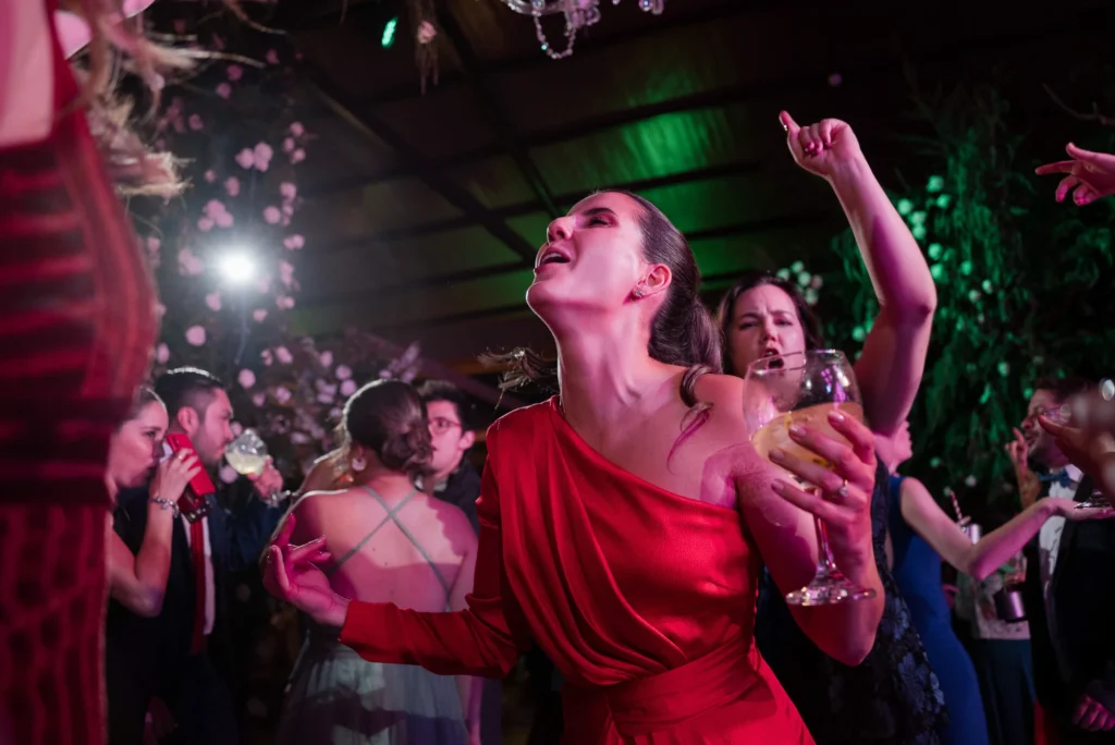 Baile y fiesta de los novios en su Boda en Villa Pietra en Puembo