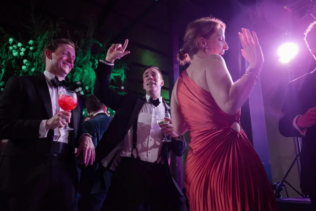 Baile y fiesta de los novios en su Boda en Villa Pietra en Puembo