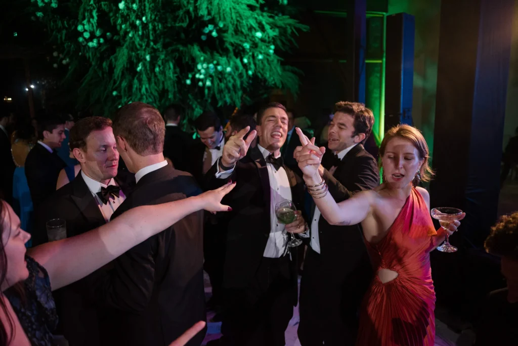 Baile y fiesta de los novios en su Boda en Villa Pietra en Puembo