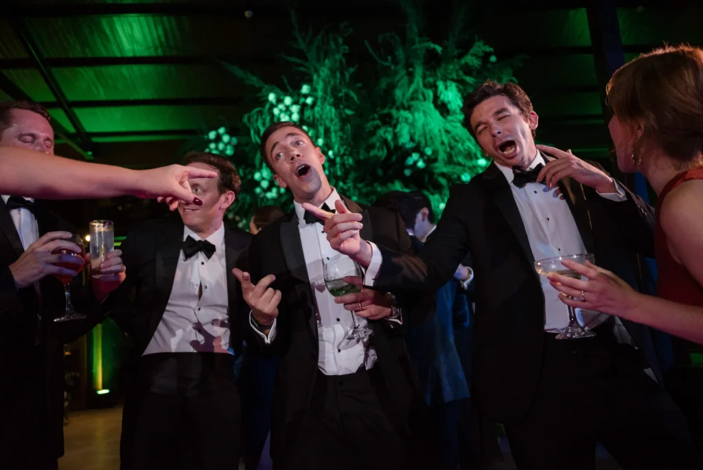 Baile y fiesta de los novios en su Boda en Villa Pietra en Puembo