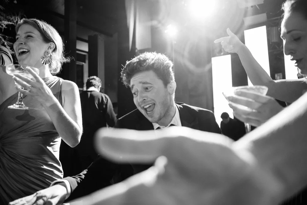 Baile y fiesta de los novios en su Boda en Villa Pietra en Puembo