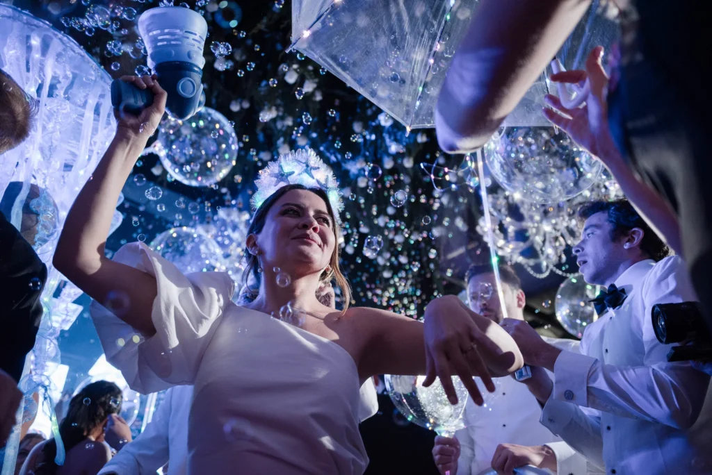 Baile y fiesta de los novios en su Boda en Villa Pietra en Puembo