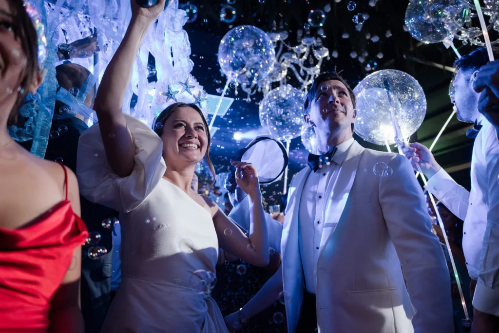 Baile y fiesta de los novios en su Boda en Villa Pietra en Puembo