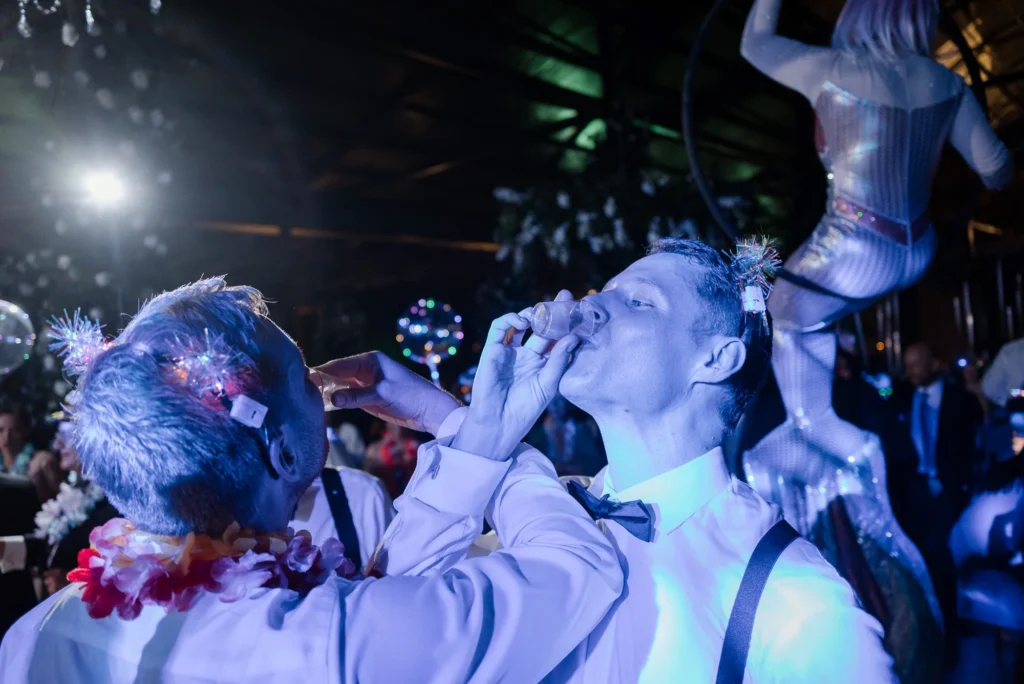 Baile y fiesta de los novios en su Boda en Villa Pietra en Puembo