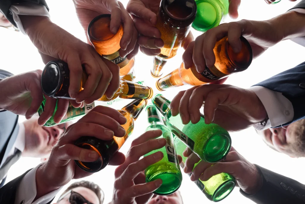 Amigos del novio compartiendo antes de la ceremonia en Quito