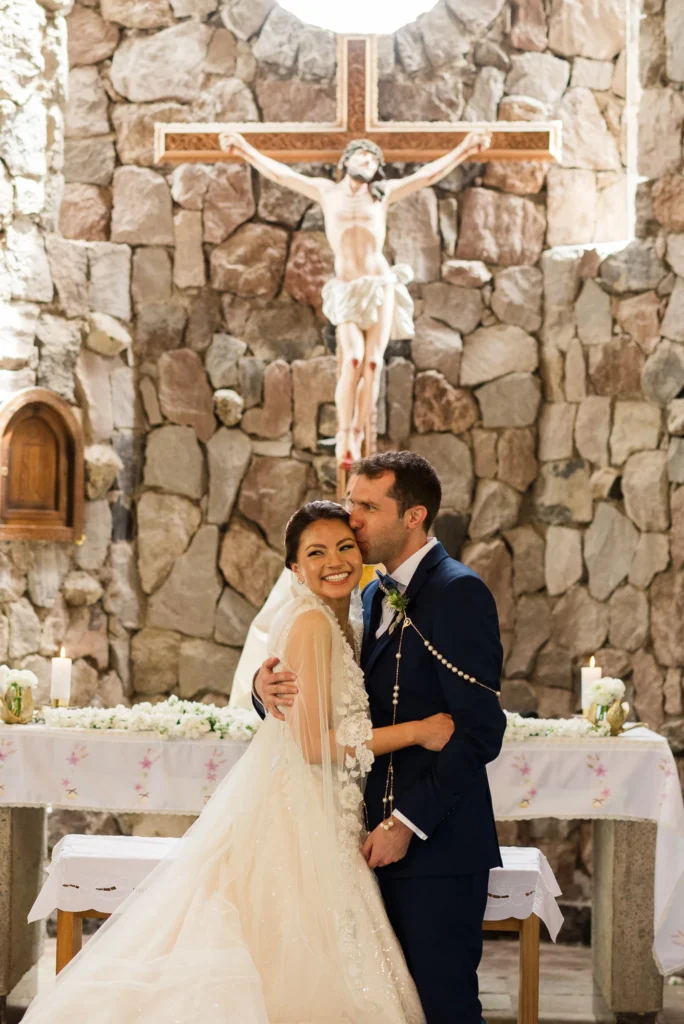 Novios en ceremonia en la Iglesia de la Balbanera de Palugo