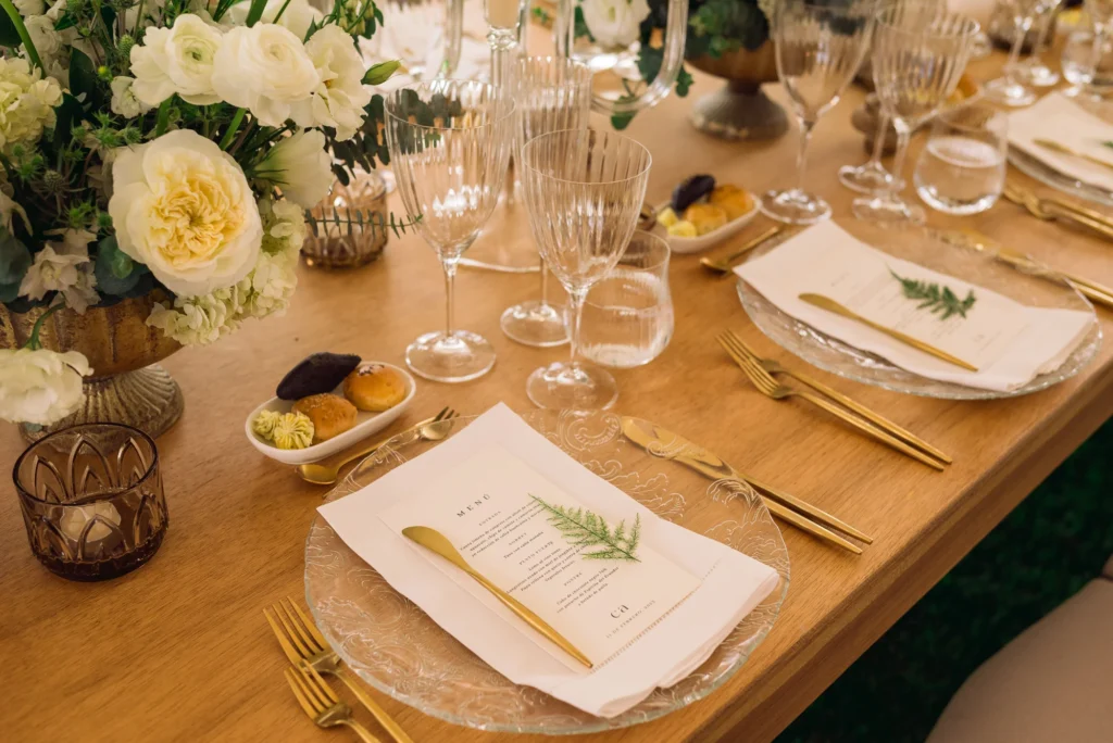 Decoración de una mesa en una boda en la Balbanera de Palugo