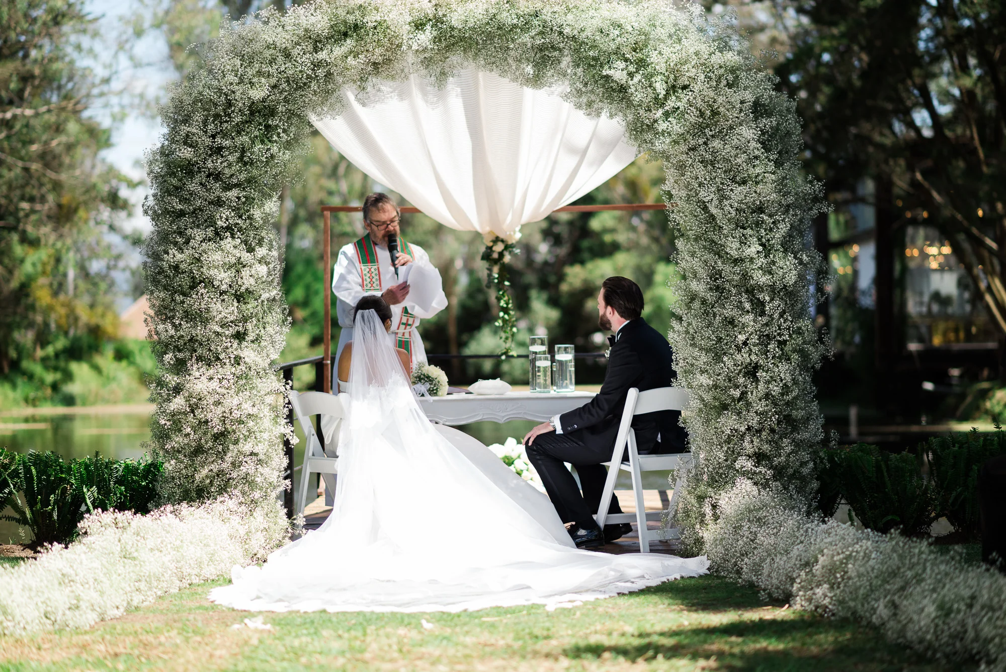 Novios en su ceremonia en La Palma Polo Club Puembo