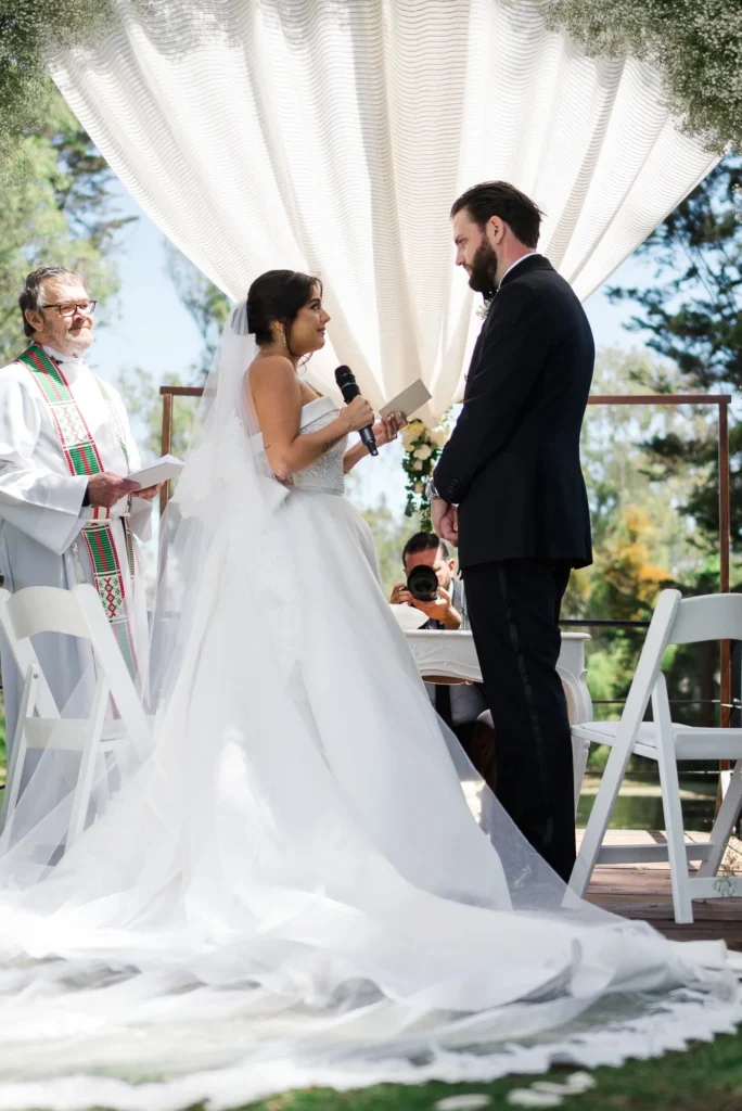 Novios en su ceremonia en La Palma Polo Club Puembo