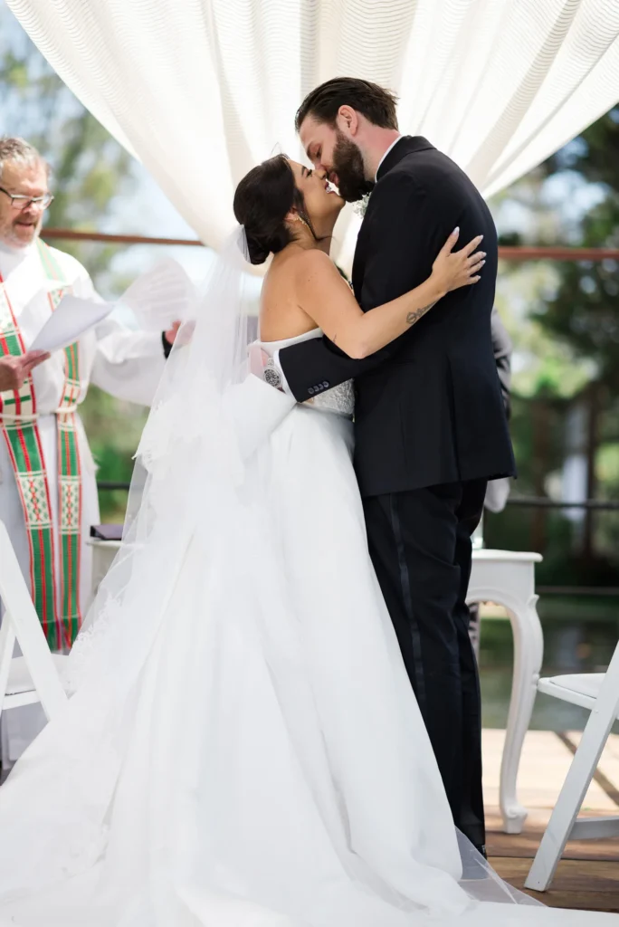 Novios en su ceremonia en La Palma Polo Club Puembo