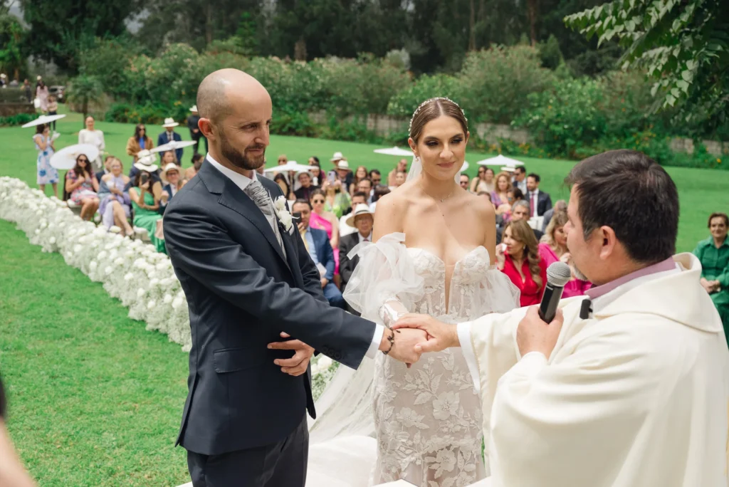 Novios en su ceremonia realizada en una hacienda privada de Quito