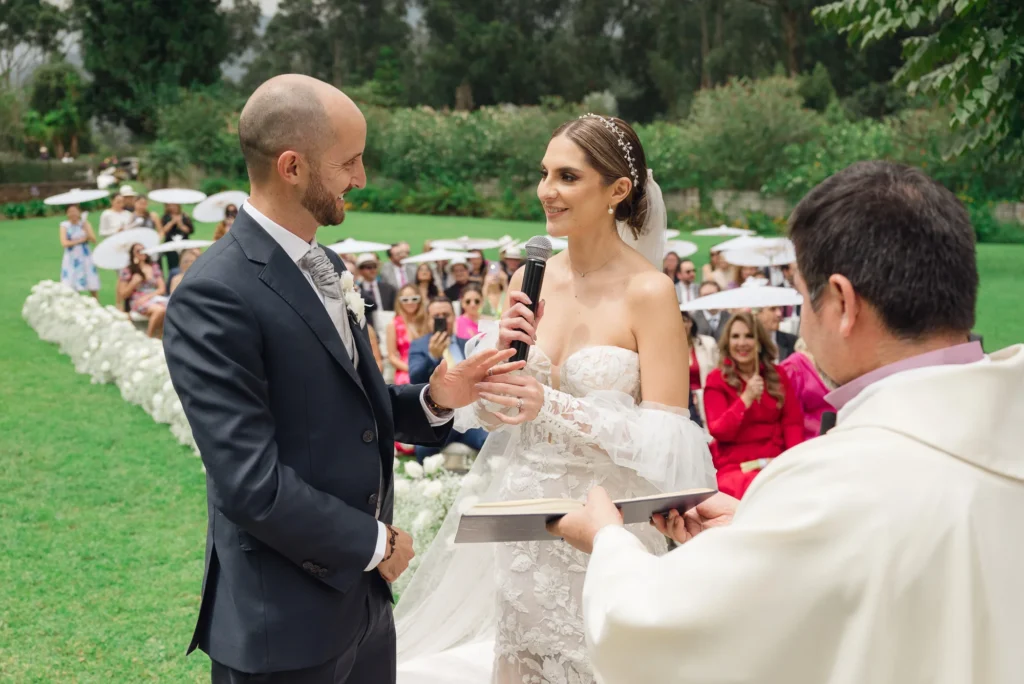 Novios en su ceremonia realizada en una hacienda privada de Quito