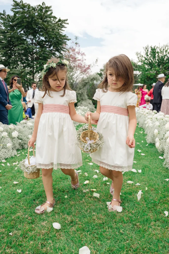 Niñas de las flores en la salida de la Ceremonia en hacienda