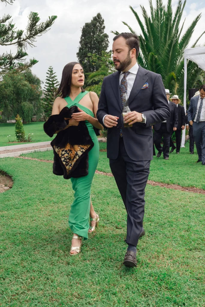 Invitados de boda en hora de Coctel