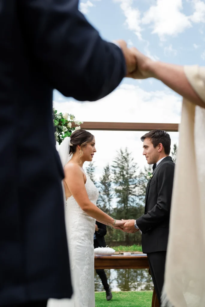 Novios en su ceremonia realizada en La Casona de Puembo