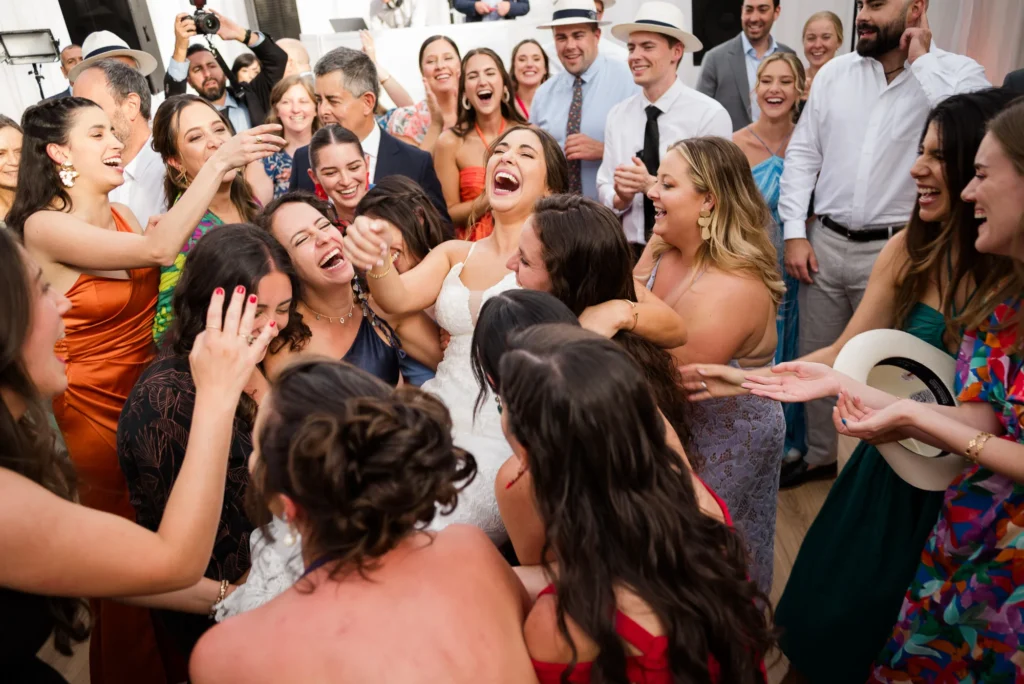 Baile y fiesta de los novios en su Boda en La Casona de Puembo