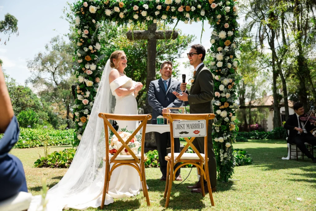 Novios en su ceremonia en Boda en Quito