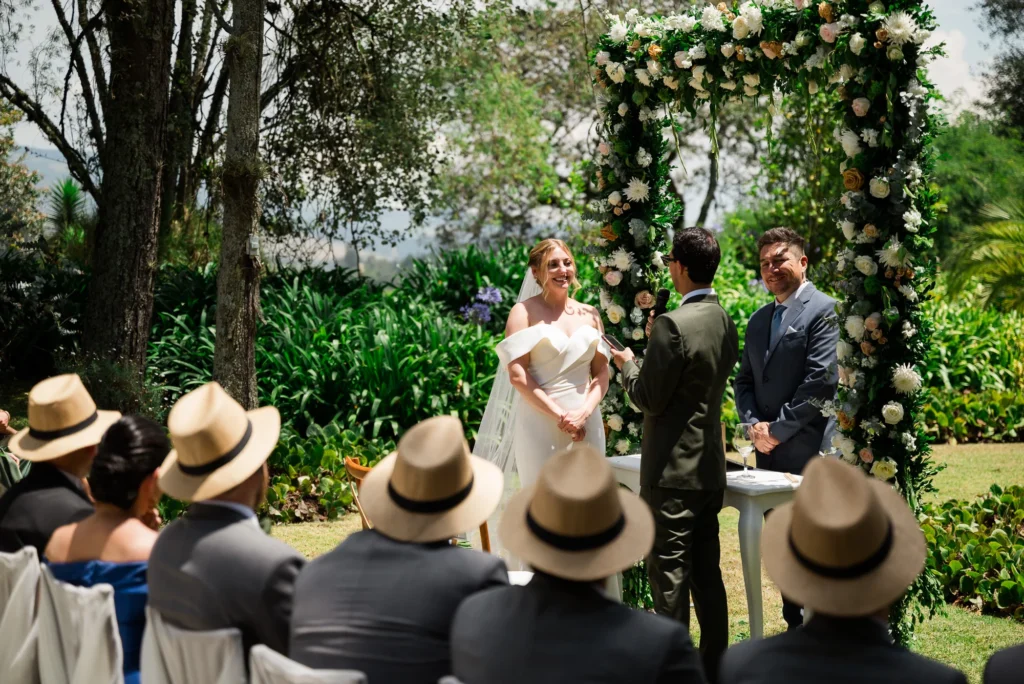 Novios en su ceremonia en Boda en Quito