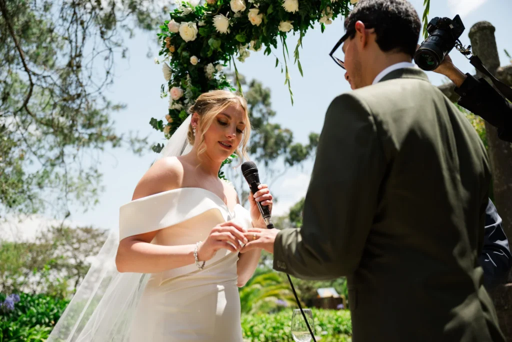 Novios en su ceremonia en Boda en Quito