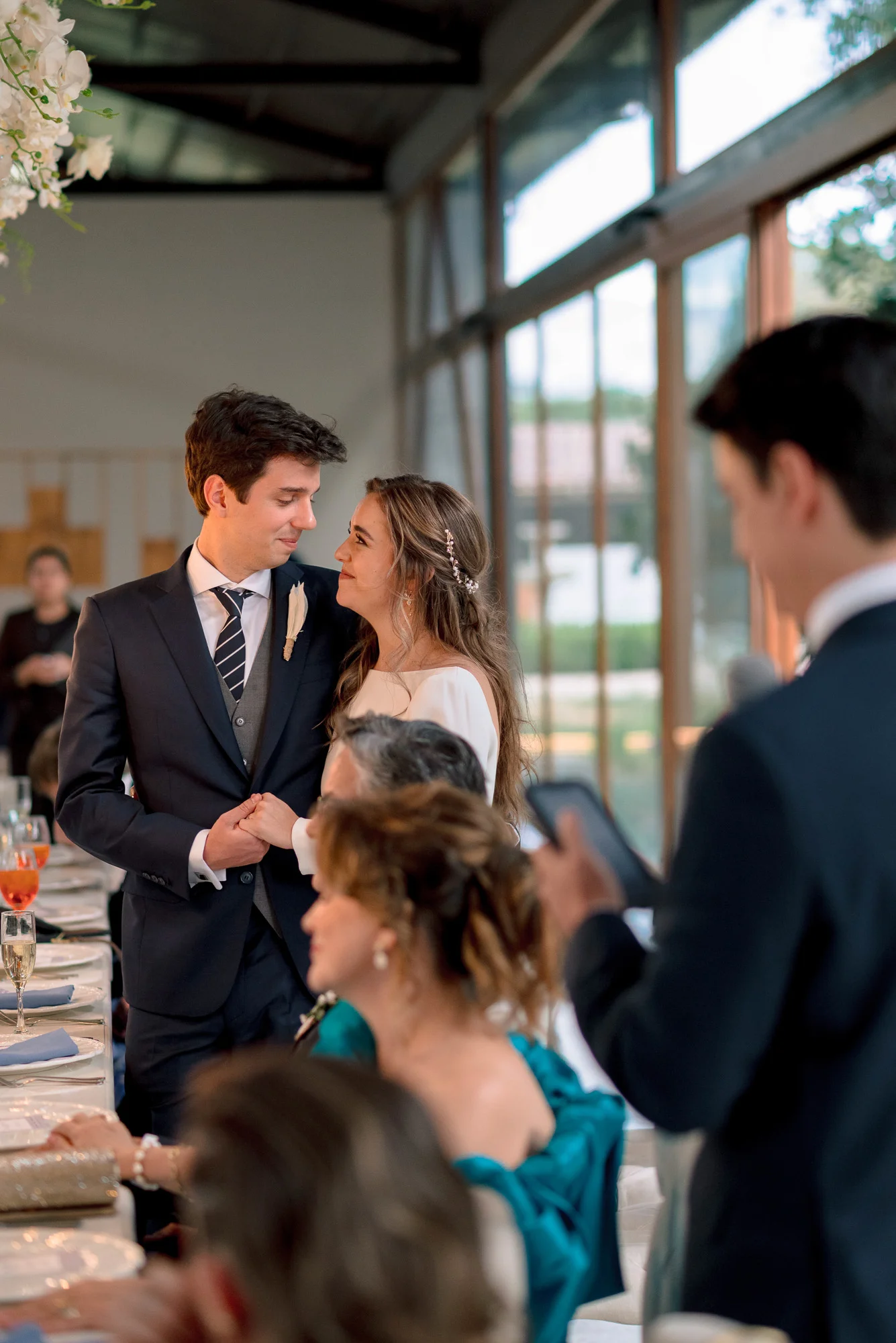 Novios en brindis en Villa Pietra Puembo