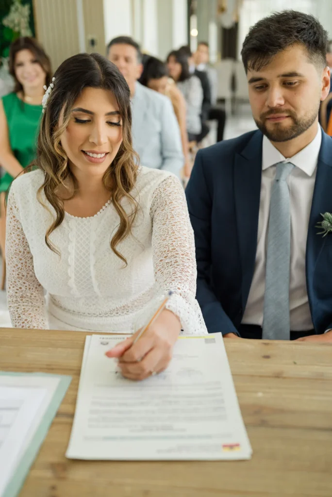 Novios en su ceremonia en Boda Civil en Quito