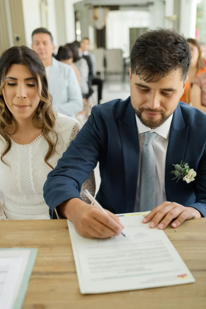 Novios en su ceremonia en Boda Civil en Quito