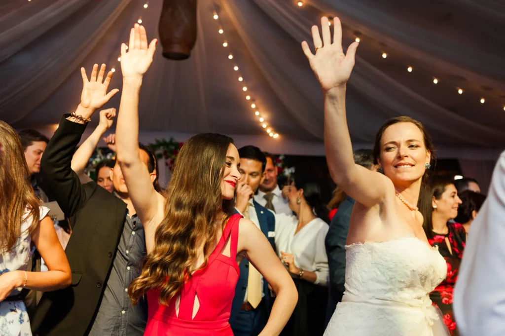 Baile y fiesta de los novios en su Boda en Cumbayá
