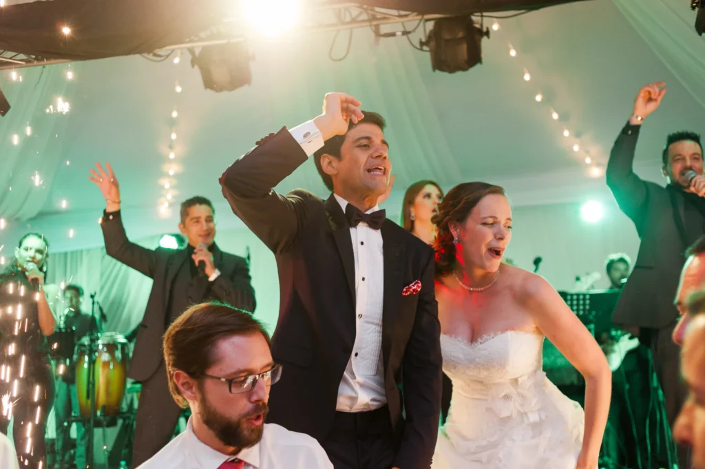 Baile y fiesta de los novios en su Boda en Cumbayá
