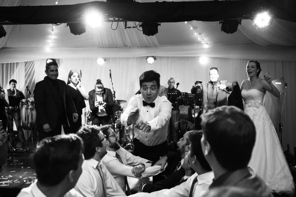 Novio volando sobre sus amigos en la fiesta de su Boda en Cumbayá