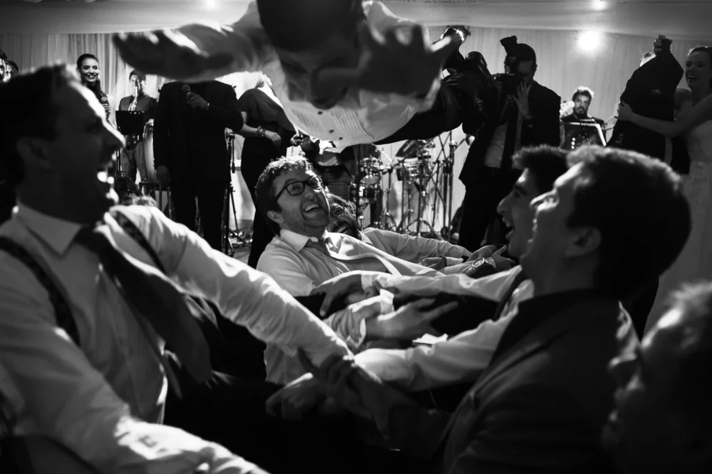 Novio volando sobre sus amigos en la fiesta de su Boda en Cumbayá