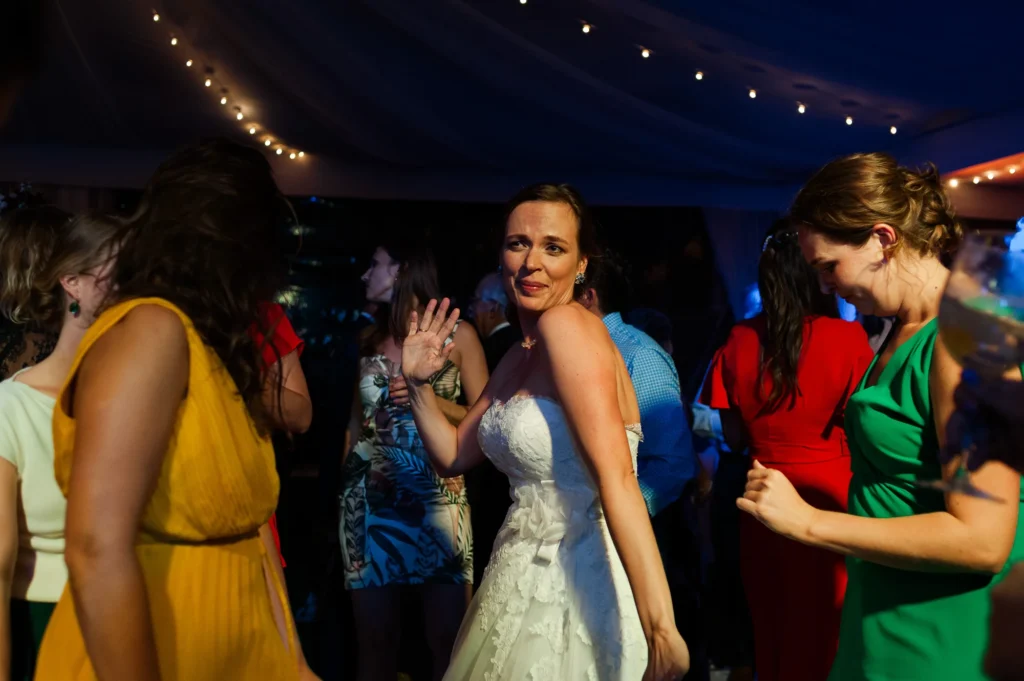Novia bailando y disfrutando en su Boda en Cumbayá
