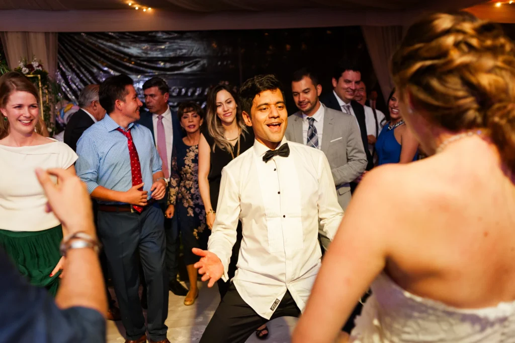 Novio bailando y disfrutando en su Boda en Cumbayá