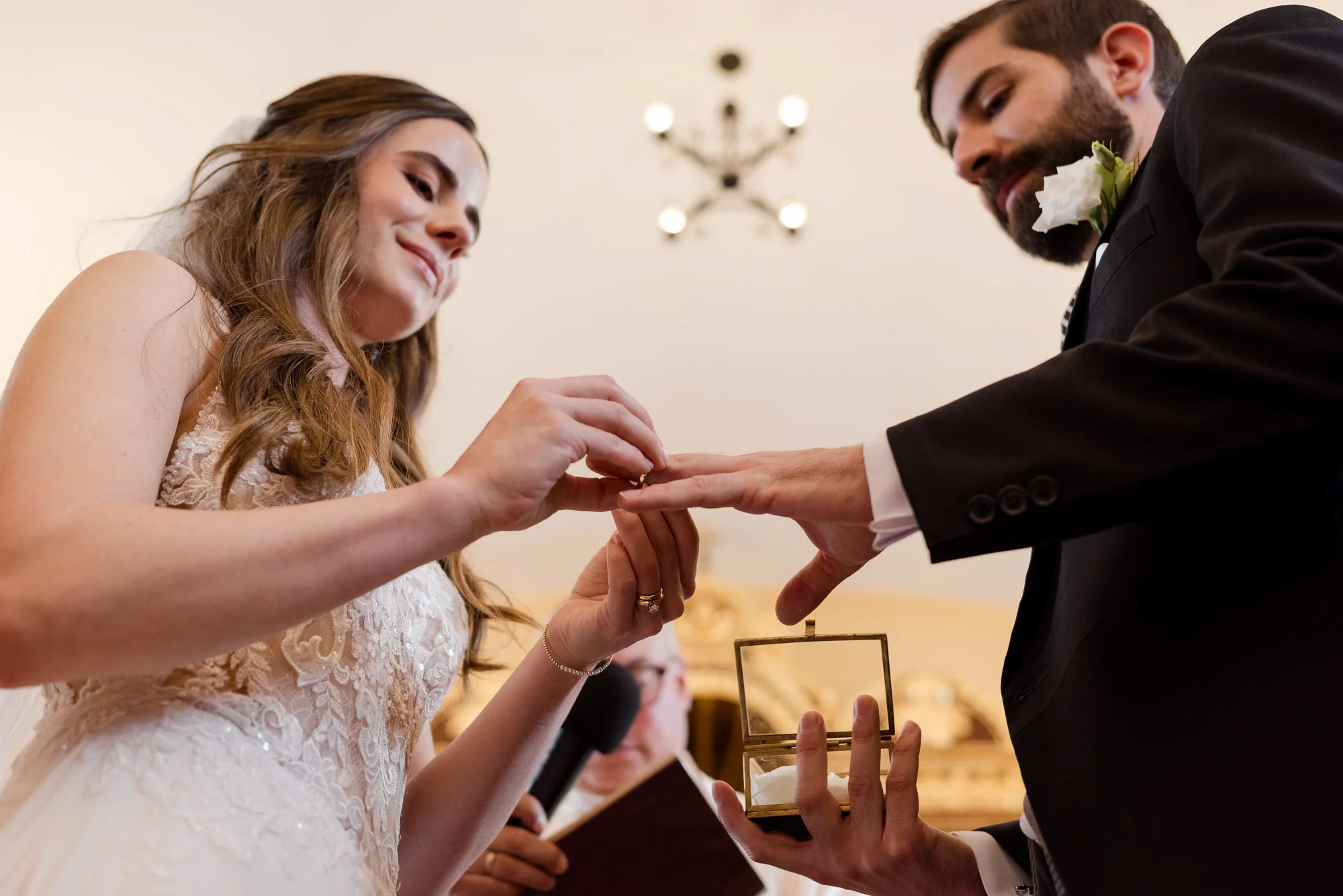 Novios en su ceremonia compartiendo un momento emotivo en la Iglesia de Checa