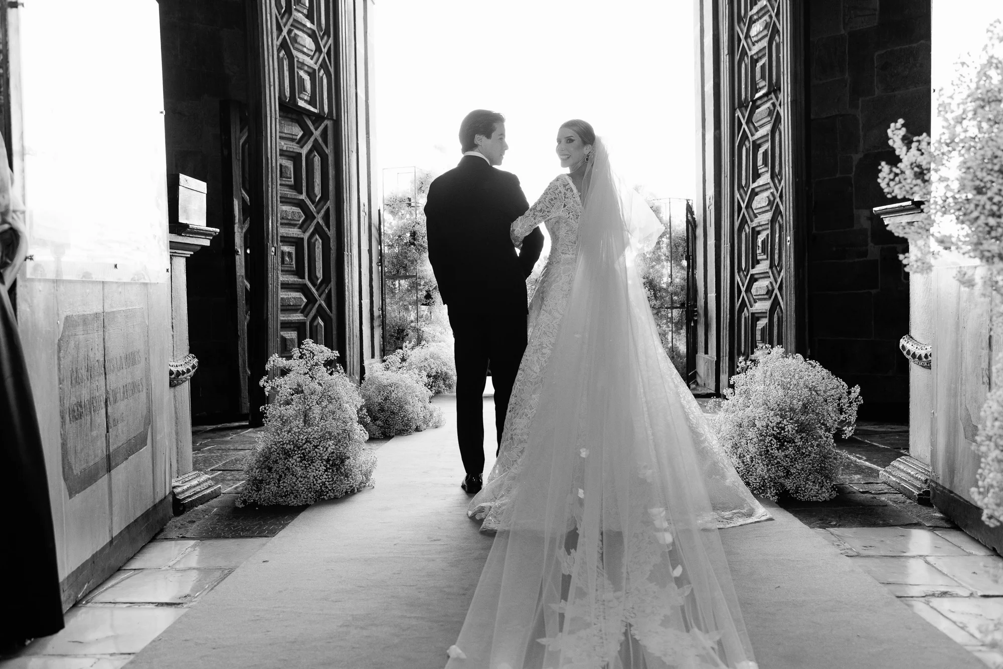 Novios en la salida de su ceremonia en la Iglesia de San Francisco